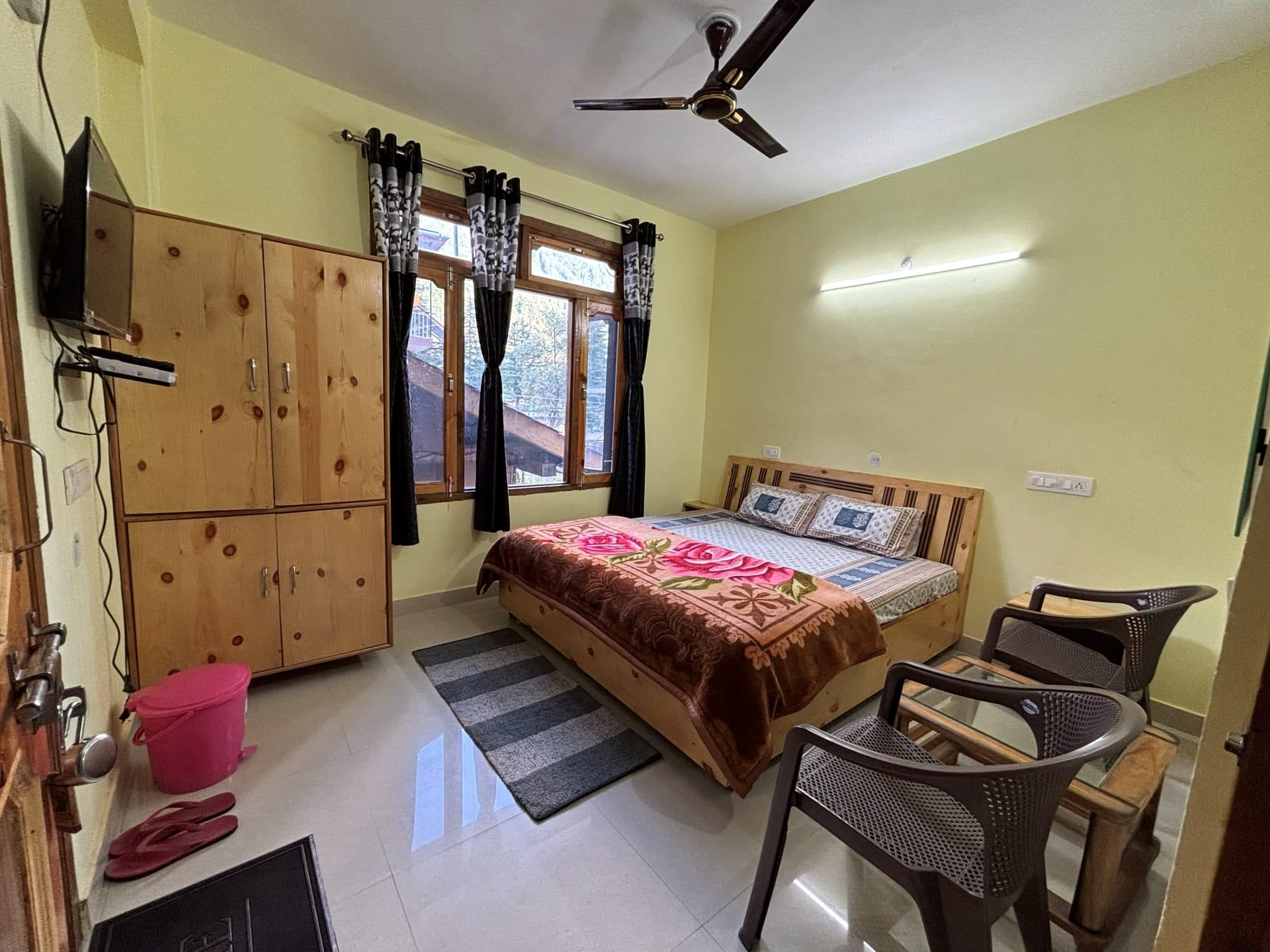 Mountain View Room 1